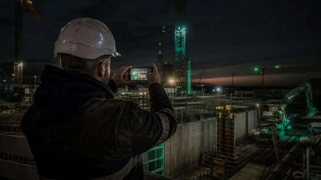 Polier dokumentiert den Baufortschritt mit dem Smartphone auf der Baustelle
